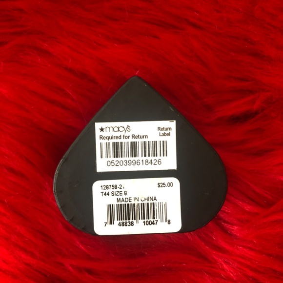 New in box with tag Guess red gem fashion cocktail ring - Picture 4 of 4